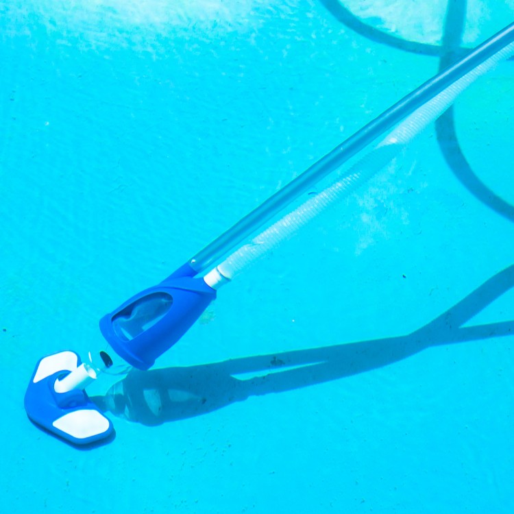 Pool maintenance services in Santa Clarita, CA